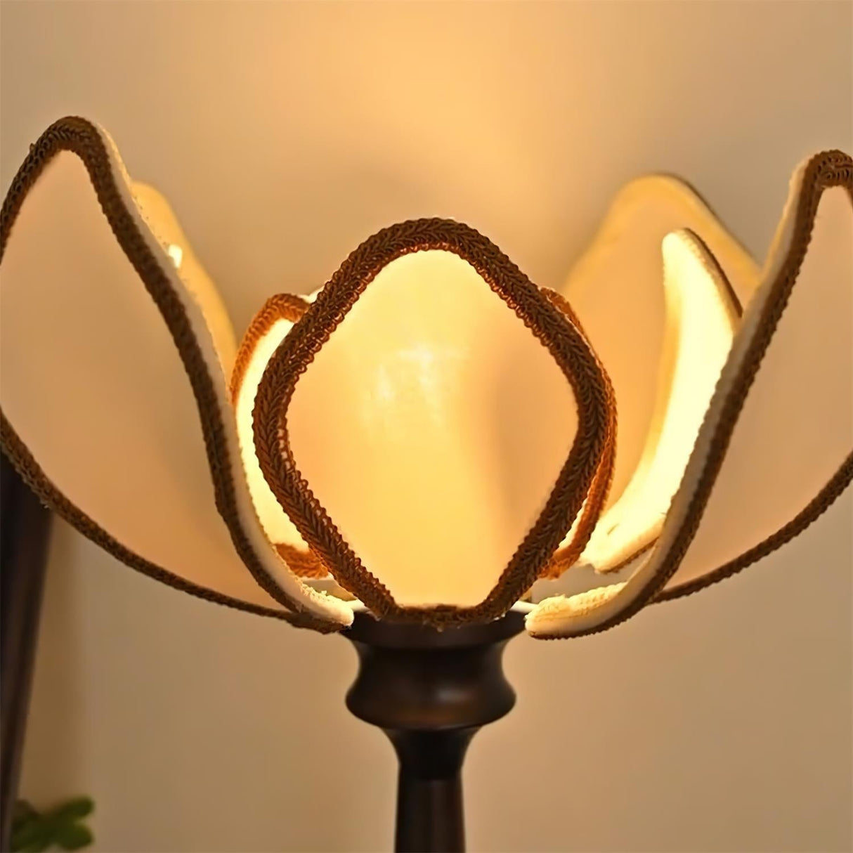 Floral Table Lamp  Petal Shade Design With Wooden Base - Product detail 4