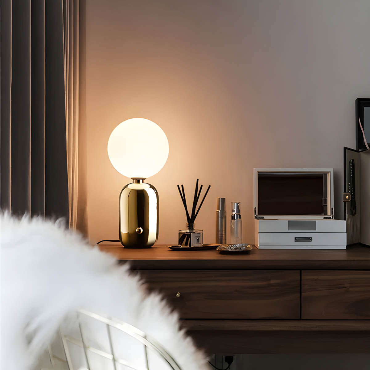Modern Table Lamp  Metallic Base with Globe Shade - Product detail 4