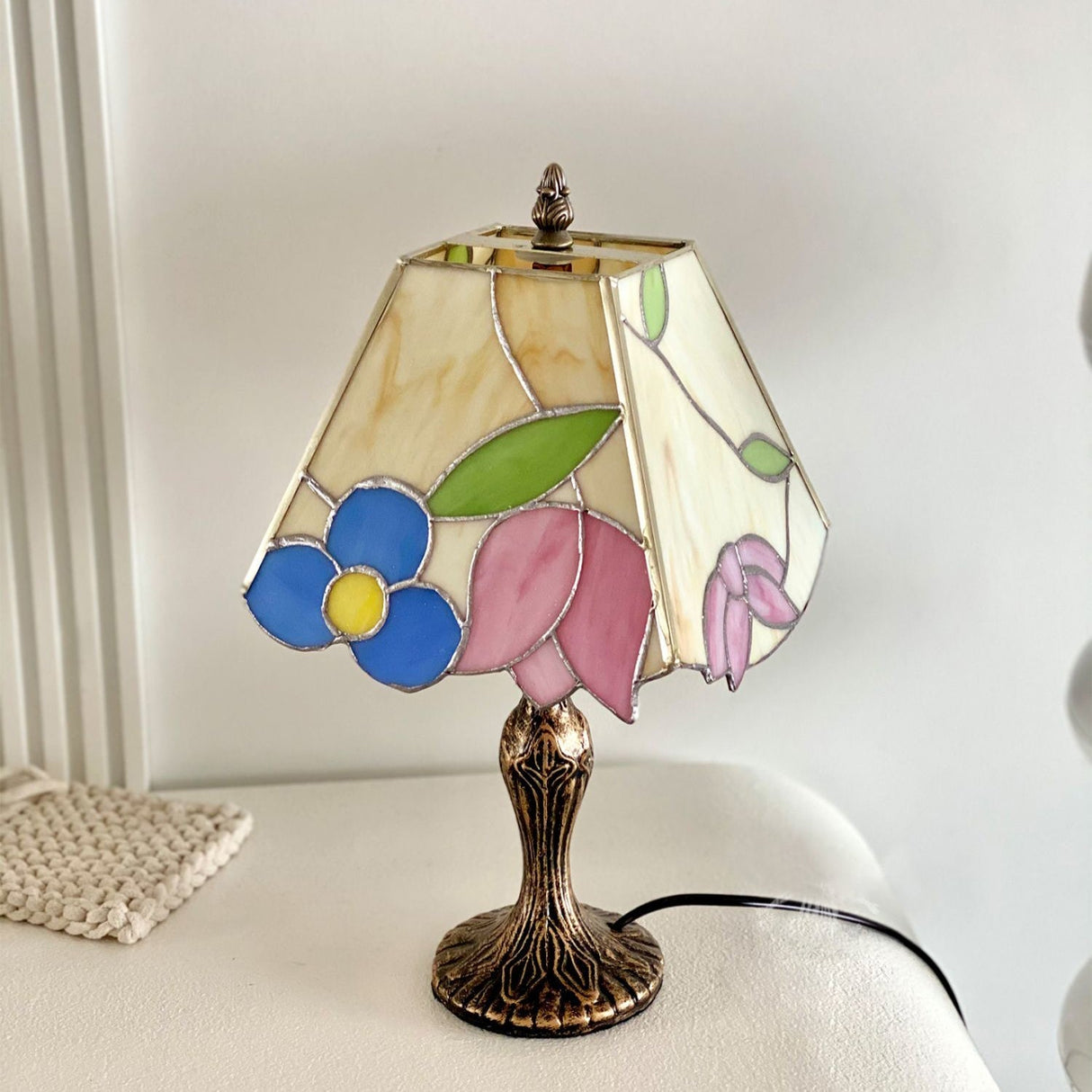Vintage Tiffany Table Lamp  Floral Glass Shade With Antique Gold Base - Product detail 7