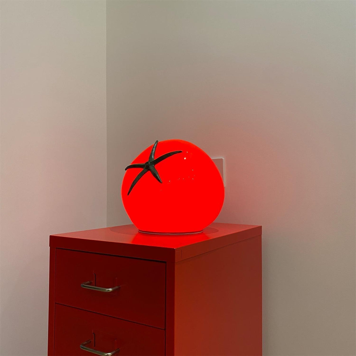Tomato Table Lamp  Playful LED Resin Design - Product detail 9