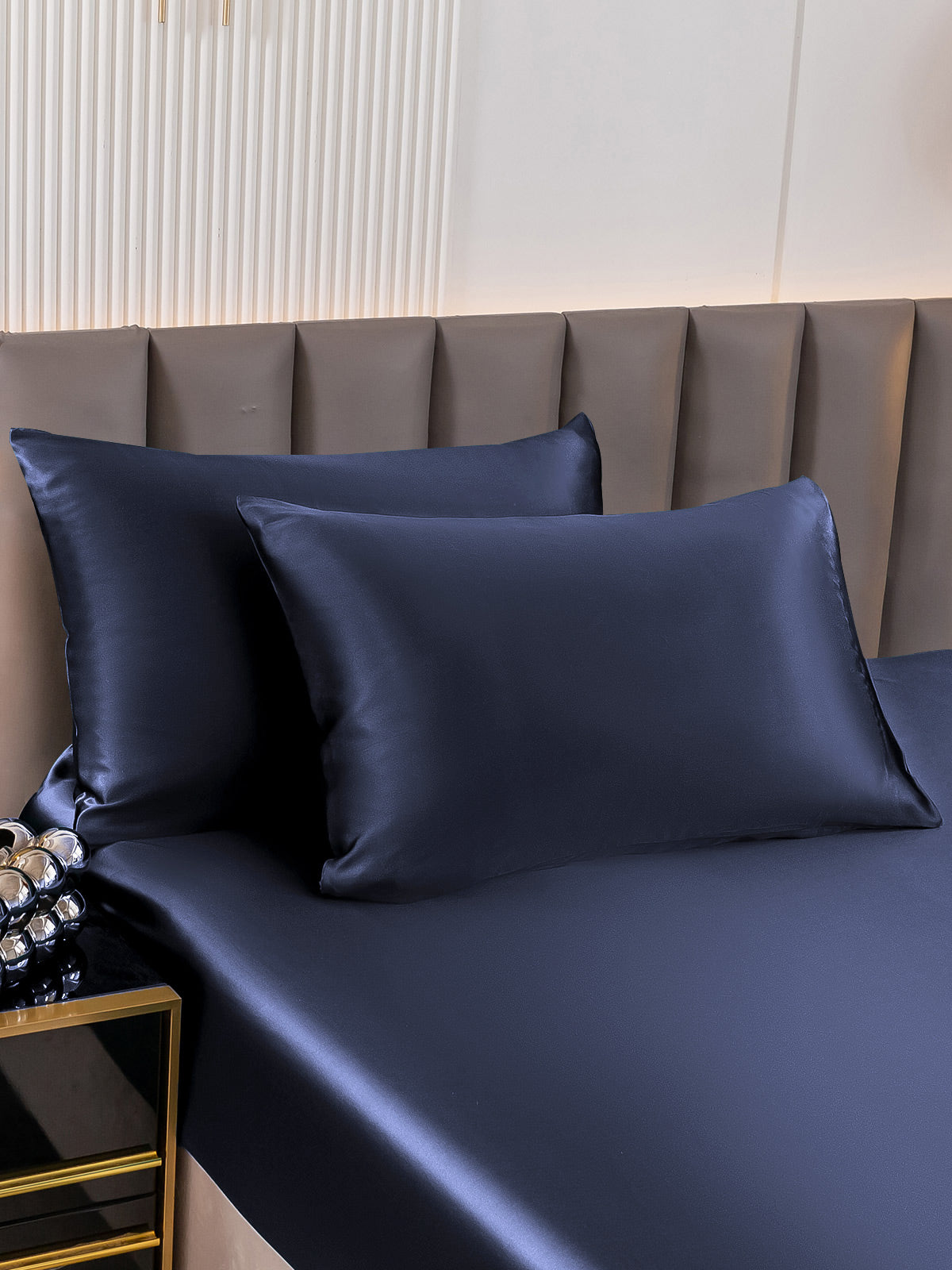 Mulberry Silk Pillowcase Set  Premium White Envelope Closure Design - Detailed view
