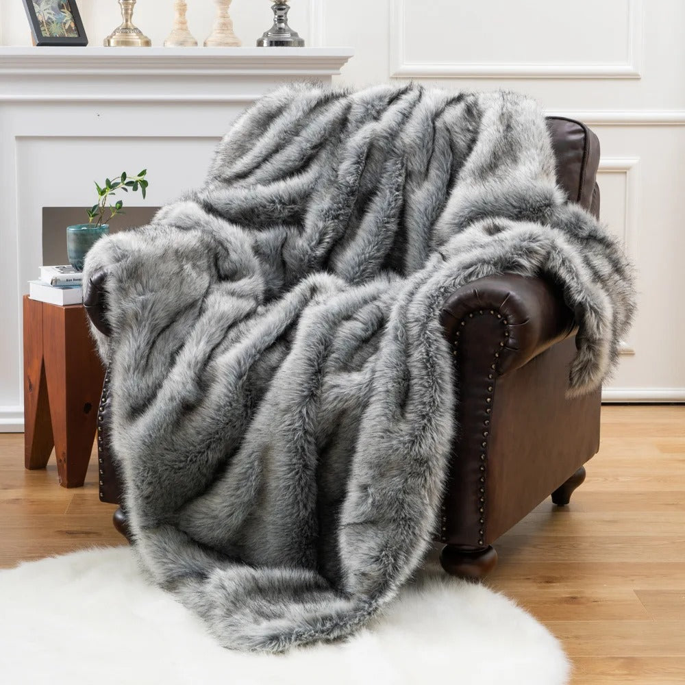 Luxury Faux Fur Throw Blanket  Premium Fox Fur Design - Product detail 5