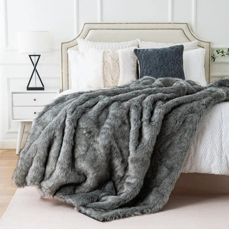 Luxury Faux Fur Throw Blanket  Premium Fox Fur Design - Product detail 9